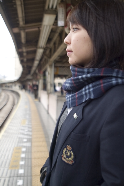 人物 日本人 女性 10代 学生 高校生 女子高生 制服 マフラー 1人 屋外 駅 秋 冬 通学 登校 下校 悩む 考える 横向き 上半身 季節 四季 フォト作品紹介 イラスト 写真のストックフォトwaha ワーハ カンプデータは無料