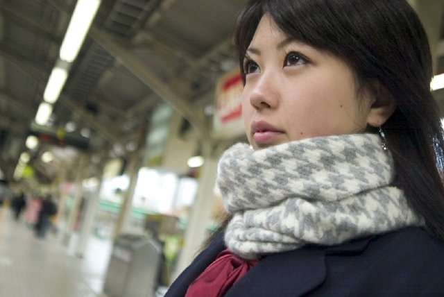 人物 日本人 女性 10代 学生 高校生 女子高生 制服 マフラー 1人 屋外 駅 秋 冬 通学 登校 下校 見上げる 考える アップ 顔 ローアングル 夢 希望 未来 季節 四季 フォト作品紹介 イラスト 写真のストックフォトwaha ワーハ カンプ