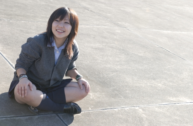 人物 日本人 女性 10代 学生 高校生 女子高生 制服 友達 1人 屋外 学校 高校 屋上 座る あぐら 見上げる 笑顔 元気 全身 笑顔 笑い 笑う スマイル フォト作品紹介 イラスト 写真のストックフォトwaha ワーハ カンプデータは無料