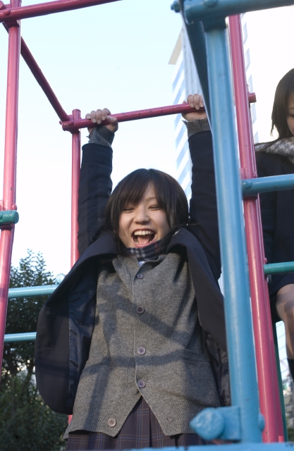 人物 日本人 女性 10代 学生 高校生 女子高生 制服 友達 1人 屋外 公園 遊ぶ 叫ぶ 元気 上半身 ローアングル あそぶ 遊ぶ あそび 遊び フォト作品紹介 イラスト 写真のストックフォトwaha ワーハ