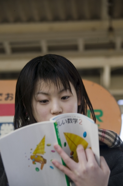 人物 日本人 女性 10代 学生 高校生 中学生 女子高生 制服 1人 屋内 駅 秋 冬 通学 登校 下校 勉強 真剣 アップ 目 顔 正面 季節 四季 フォト作品紹介 イラスト 写真のストックフォトwaha ワーハ カンプデータは無料