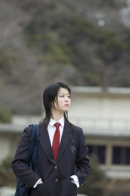 人物 日本人 女性 学生 高校生 中学生 女子高生 制服 1人 屋外 学校 中学校 高校 グラウンド 見上げる 上半身 夢 希望 フォト作品紹介 イラスト 写真のストックフォトwaha ワーハ カンプデータは無料