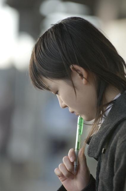 人物 日本人 女性 10代 学生 高校生 中学生 女子高生 制服 1人 屋外 駅 秋 冬 通学 登校 下校 勉強 考える 真剣 アップ 顔 横顔 季節 四季 フォト作品紹介 イラスト 写真のストックフォトwaha ワーハ