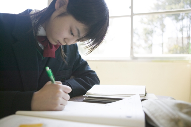 人物 日本人 女性 10代 学生 高校生 中学生 女子高生 制服 1人 屋内 学校 中学校 高校 教室 勉強 授業 書く 真剣 上半身 アップ 顔 フォト作品紹介 イラスト 写真のストックフォトwaha ワーハ カンプデータは無料