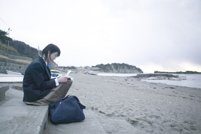 人物 日本人 女性 10代 学生 高校生 中学生 女子高生 制服 1人 屋外 海 海岸 読む 座る 手紙 横向き フォト作品紹介 イラスト 写真のストックフォトwaha ワーハ