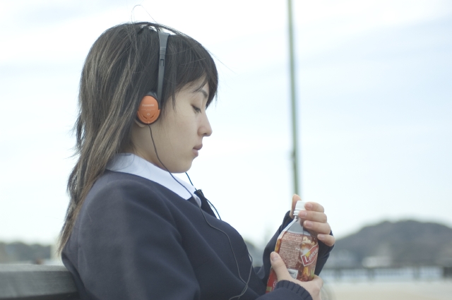 人物 日本人 女性 10代 学生 高校生 中学生 女子高生 制服 1人 屋外 海 公園 音楽 ヘッドホン 青春 アップ 顔 横顔 季節 四季 フォト作品紹介 イラスト 写真のストックフォトwaha ワーハ カンプデータは無料