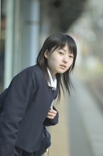 イラスト＆写真のストックフォトwaha（ワーハ）　人物、日本人、女性、10代、学生、高校生、中学生、女子高生、制服、1人、屋外、駅、通学、登校、下校、上半身　w1-6428bv