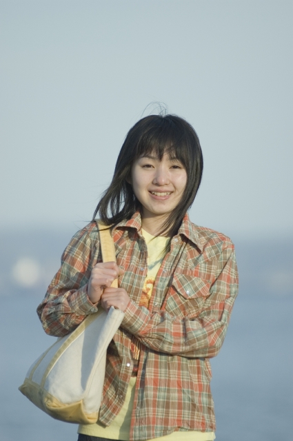 イラスト＆写真のストックフォトwaha（ワーハ）　人物、日本人、女性、10代、若者、1人、海、青春、上半身、笑顔、笑顔、笑い、笑う、スマイル、季節、四季　w1-6450bv