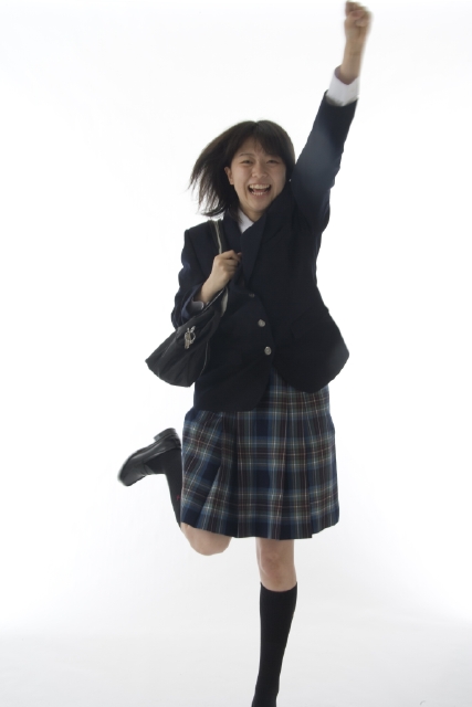 イラスト＆写真のストックフォトwaha（ワーハ）　人物、日本人、女性、10代、学生、高校生、中学生、女子高生、制服、1人、白バック、ジャンプ、喜ぶ、全身、正面、はねる、跳ねる、とぶ　w1-6457bv