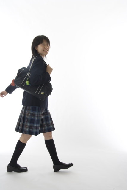 イラスト＆写真のストックフォトwaha（ワーハ）　人物、日本人、女性、10代、学生、高校生、中学生、女子高生、制服、1人、白バック、歩く、全身、横向き　w1-6458bv