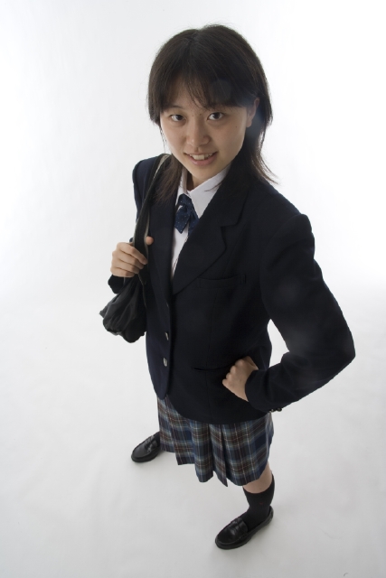 イラスト＆写真のストックフォトwaha（ワーハ）　人物、日本人、女性、10代、学生、高校生、中学生、女子高生、制服、1人、白バック、ポーズ、笑顔、全身、ハイアングル、笑顔、笑い、笑う、スマイル　w1-6465bv