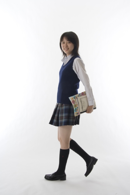 イラスト＆写真のストックフォトwaha（ワーハ）　人物、日本人、女性、10代、学生、高校生、中学生、女子高生、制服、1人、白バック、歩く、全身、横向き　w1-6475bv