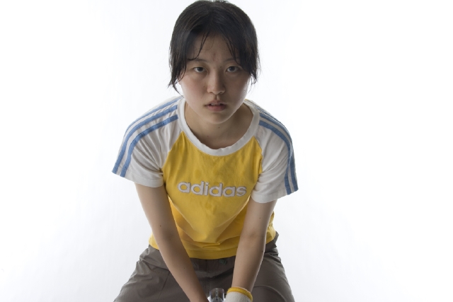 イラスト＆写真のストックフォトwaha（ワーハ）　人物、日本人、女性、10大、20代、1人、白バック、スポーツ、テニス、真剣、正面、上半身、運動　w1-6506bv