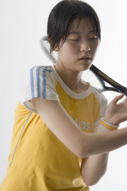 イラスト＆写真のストックフォトwaha（ワーハ）　人物、日本人、女性、10大、20代、1人、白バック、スポーツ、テニス、汗、上半身、運動　w1-6511bv