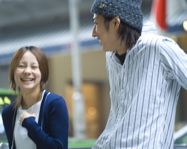 人物 日本人 男性 女性 10代 代 若者 2人 カップル 屋外 街 会話 笑顔 上半身 街 街並 街並み 笑顔 笑い 笑う スマイル フォト作品紹介 イラスト 写真のストックフォトwaha ワーハ カンプデータは無料