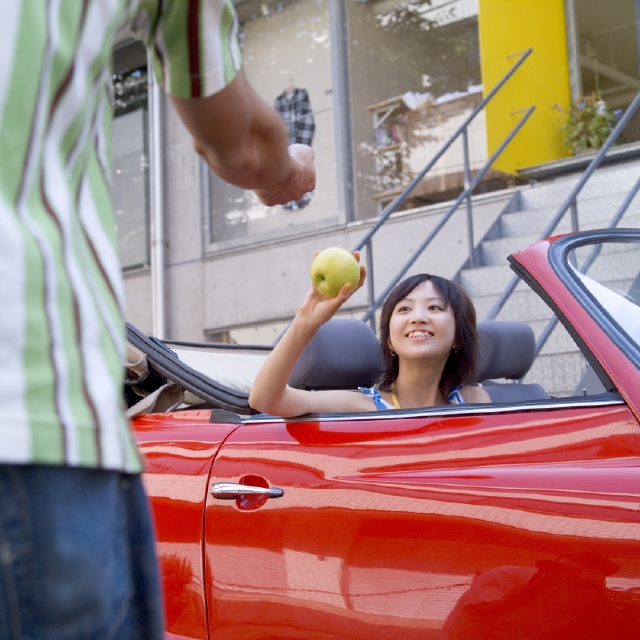 人物 日本人 女性 若者 代 30代 カップル 2人 屋外 乗り物 自動車 オープンカー 果物 リンゴ オープンカー 車内 フォト作品紹介 イラスト 写真のストックフォトwaha ワーハ カンプデータは無料