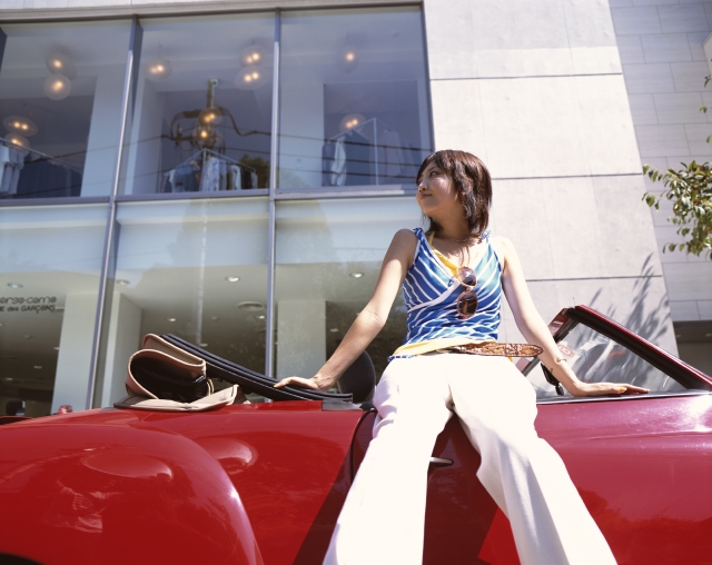 人物 日本人 女性 若者 代 30代 1人 屋外 座る 乗り物 自動車 オープンカー ローアングル ポートレート オープンカー オープンカー フォト作品紹介 イラスト 写真のストックフォトwaha ワーハ カンプデータは無料
