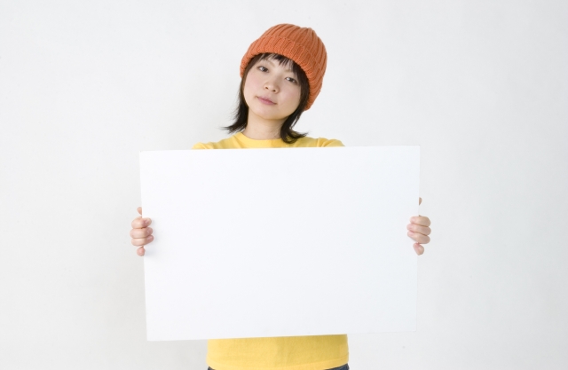 イラスト＆写真のストックフォトwaha（ワーハ）　人物、日本人、女性、若者、10代、20代、1人、持つ、上半身、正面、白バック、メッセージボード　w1-6911bv
