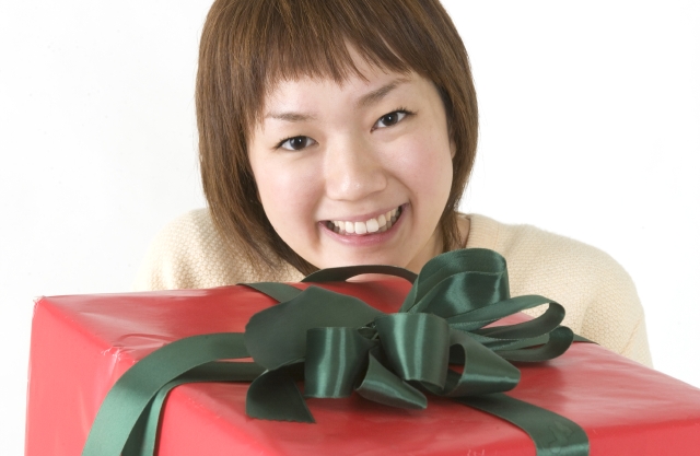イラスト＆写真のストックフォトwaha（ワーハ）　人物、日本人、女性、若者、10代、20代、1人、プレゼント、顔、アップ、正面、白バック、ギフト、贈り物、ギフト、贈り物　w1-6925bv