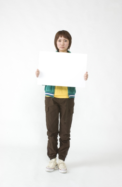 イラスト＆写真のストックフォトwaha（ワーハ）　人物、日本人、女性、若者、10代、20代、1人、持つ、正面、全身、白バック、メッセージボード　w1-6928bv