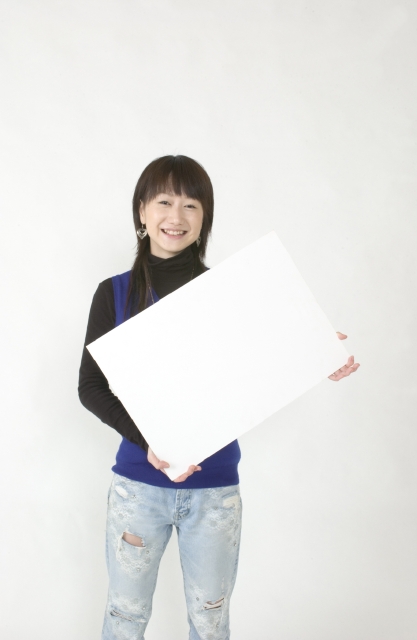 イラスト＆写真のストックフォトwaha（ワーハ）　人物、日本人、女性、若者、20代、30代、1人、持つ、上半身、白バック、メッセージボード　w1-6971bv