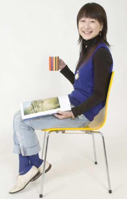 イラスト＆写真のストックフォトwaha（ワーハ）　人物、日本人、女性、若者、20代、30代、1人、座る、趣味、読書、持つ、カップ、コーヒー、椅子、本、白バック、全身　w1-6979bv