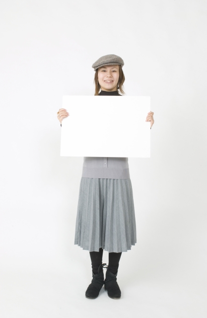 イラスト＆写真のストックフォトwaha（ワーハ）　人物、日本人、女性、若者、20代、30代、1人、持つ、全身、正面、白バック、メッセージボード　w1-6982bv