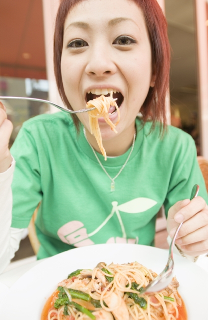 イラスト＆写真のストックフォトwaha（ワーハ）　人物、日本人、女性、若者、10代、20代、1人、屋外、店、レストラン、食べる、食事、パスタ、顔、アップ　w1-7118b