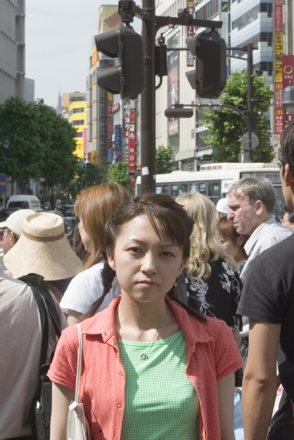 イラスト＆写真のストックフォトwaha（ワーハ）　人物、日本人、女性、若者、10代、20代、1人、屋外、街、街並み、雑踏、上半身、正面、ポートレート、街、街並、街並み　w1-7294bv