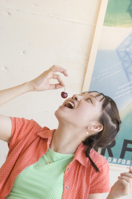 人物 日本人 女性 若者 10代 代 1人 屋内 住宅 家 部屋 店 カフェ 食べる 果物 さくらんぼ 顔 アップ 上半身 フォト作品紹介 イラスト 写真のストックフォトwaha ワーハ