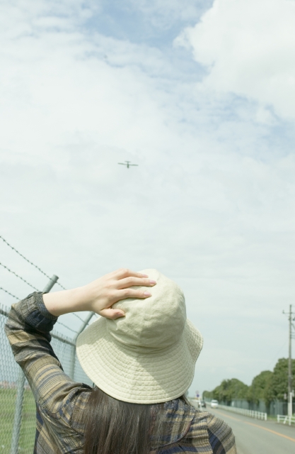 人物 日本人 女性 若者 代 30代 1人 屋外 空 青空 見上げる 乗り物 飛行機 上半身 後ろ姿 ローアングル うしろ姿 後姿 背中 フォト作品紹介 イラスト 写真のストックフォトwaha ワーハ カンプデータは無料