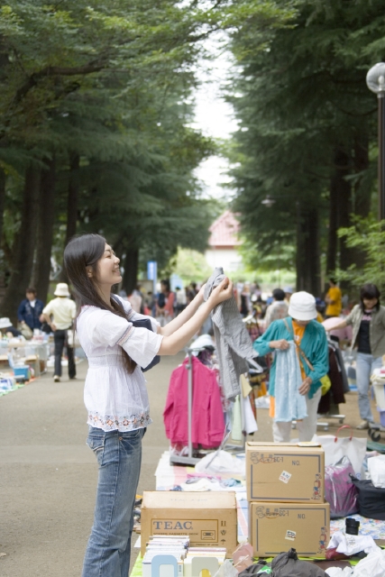 イラスト＆写真のストックフォトwaha（ワーハ）　人物、日本人、女性、若者、20代、30代、1人、屋外、公園、服、洋服、上半身、横向き　w1-8016bv