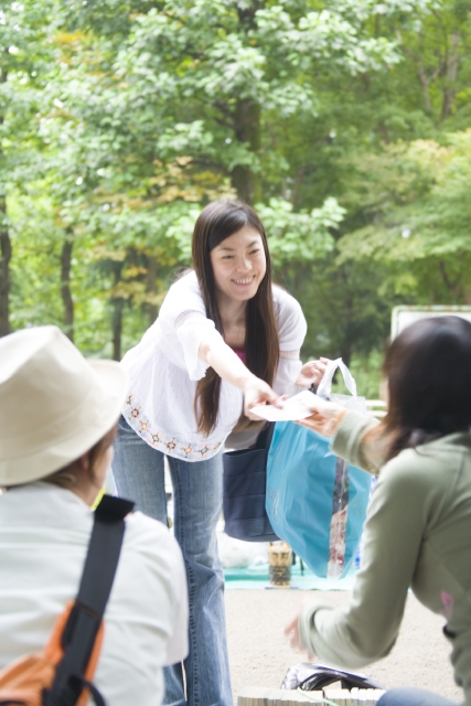 イラスト＆写真のストックフォトwaha（ワーハ）　人物、日本人、女性、若者、20代、30代、3人、屋外、公園、上半身　w1-8019b