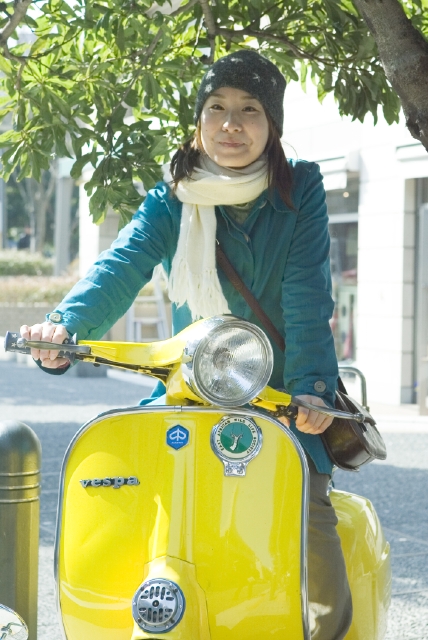 イラスト＆写真のストックフォトwaha（ワーハ）　人物、日本人、女性、若者、10代、20代、1人、屋外、乗り物、バイク、上半身、正面、街、街並、街並み、笑顔、笑い、笑う、スマイル　w1-8118bv