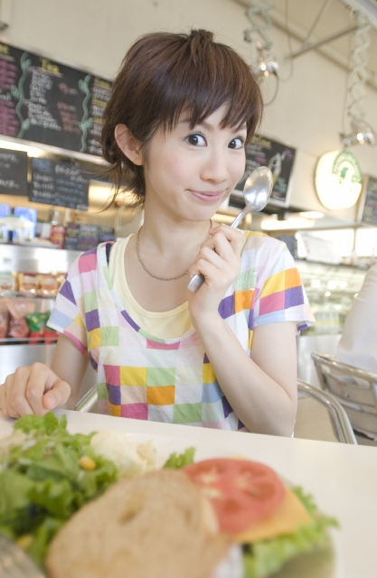 イラスト＆写真のストックフォトwaha（ワーハ）　人物、日本人、女性、若者、20代、1人、屋内、店、カフェ、レストラン、食べ物、野菜、サラダ、スプーン、上半身、笑顔、笑い、笑う、スマイル　w1-8213bv