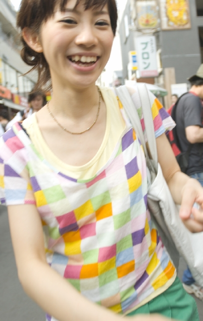 イラスト＆写真のストックフォトwaha（ワーハ）　人物、日本人、女性、若者、20代、1人、屋外、街、歩く、笑顔、上半身、街、街並、街並み、笑顔、笑い、笑う、スマイル　w1-8236bv