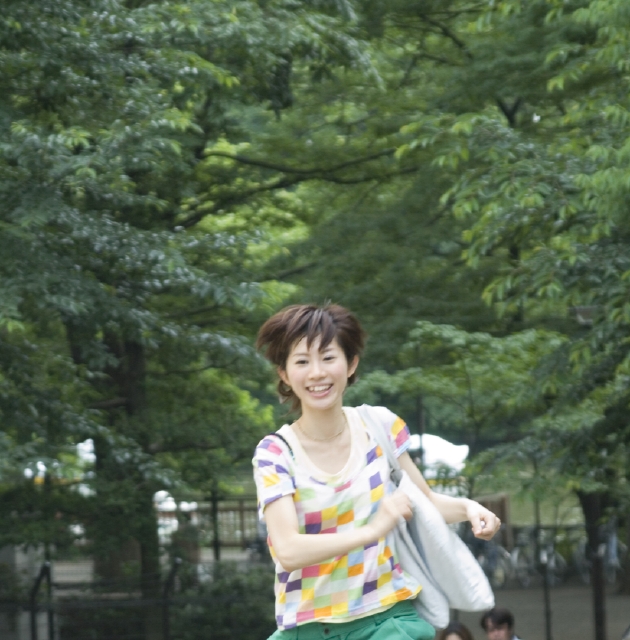 イラスト＆写真のストックフォトwaha（ワーハ）　人物、日本人、女性、若者、20代、1人、屋外、公園、走る、笑顔、上半身、正面、笑顔、笑い、笑う、スマイル　w1-8239bv