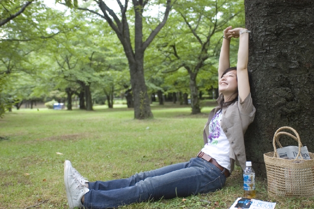 イラスト＆写真のストックフォトwaha（ワーハ）　人物、日本人、女性、若者、20代、30代、1人、屋外、公園、草原、緑、木、座る、伸び、ポートレート、全身　w1-8328bv