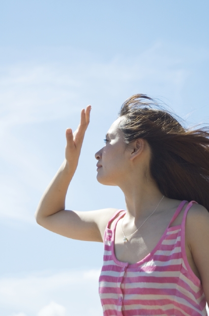 イラスト＆写真のストックフォトwaha（ワーハ）　人物、日本人、女性、若者、20代、1人、屋外、見上げる、空、青空、上半身、横顔、ローアングル、ポートレート、季節、四季　w1-8436bv