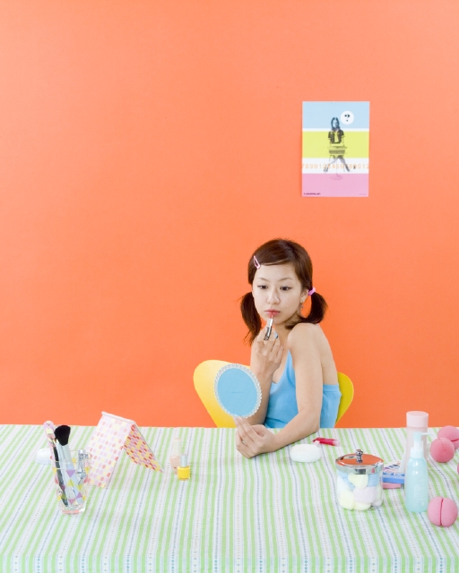 イラスト＆写真のストックフォトwaha（ワーハ）　人物、日本人、女性、若者、10代、20代、1人、屋内、住宅、家、部屋、テーブル、鏡、美容、化粧、上半身　w1-8584bv