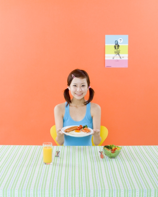 イラスト＆写真のストックフォトwaha（ワーハ）　人物、日本人、女性、若者、10代、20代、1人、屋内、住宅、家、部屋、テーブル、食事、持つ、朝食、食べ物、上半身、正面　w1-8591bv