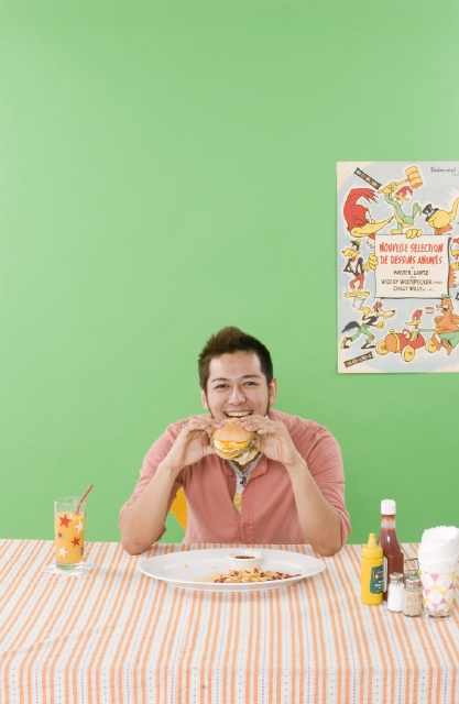 人物 日本人 男性 若者 10代 代 1人 屋内 住宅 家 部屋 テーブル 食事 昼食 食べる 食べ物 ハンバーガー 笑顔 上半身 正面 笑顔 笑い 笑う スマイル フォト作品紹介 イラスト 写真のストックフォトwaha ワーハ