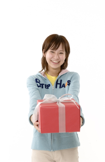 イラスト＆写真のストックフォトwaha（ワーハ）　人物、日本人、女性、若者、10代、20代、1人、持つ、プレゼント、箱、笑顔、上半身、正面、白バック、ギフト、贈り物、笑顔、笑い、笑う、スマイル　w1-8652av