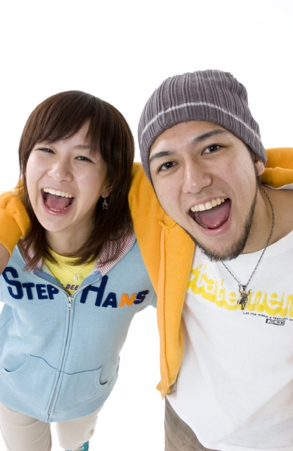 人物 日本人 男性 女性 若者 カップル 10代 代 2人 叫ぶ 肩を組む 顔 アップ 上半身 正面 白バック ハイアングル フォト作品紹介 イラスト 写真のストックフォトwaha ワーハ カンプデータは無料