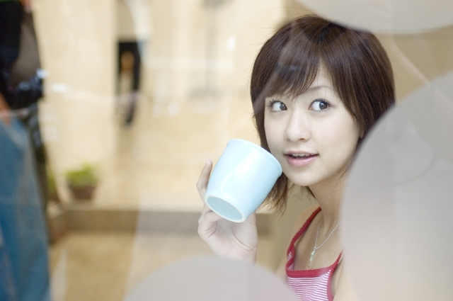 イラスト＆写真のストックフォトwaha（ワーハ）　人物、日本人、女性、若者、10代、20代、1人、屋内、店、カフェ、飲む、飲み物、コップ、カップ、コーヒーカップ、顔、上半身　w1-8697bv