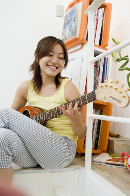 人物 日本人 女性 若者 代 30代 1人 屋内 住宅 家 座る 趣味 楽器 ギター ポートレート フォト作品紹介 イラスト 写真のストックフォトwaha ワーハ カンプデータは無料