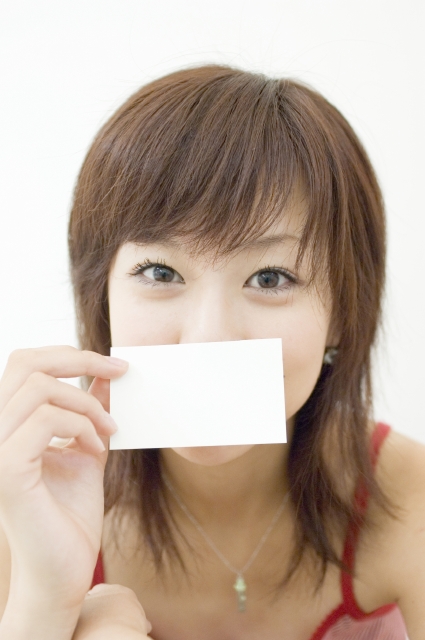 イラスト＆写真のストックフォトwaha（ワーハ）　人物、日本人、女性、若者、10代、20代、1人、持つ、カード、顔、アップ、正面、白バック、メッセージボード　w1-8733bv
