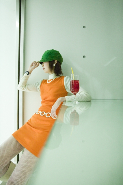 イラスト＆写真のストックフォトwaha（ワーハ）　人物、日本人、女性、若者、20代、30代、1人、屋内、座る、カフェ、テーブル、飲み物、ジュース、グラス、帽子、横向き　w1-8823bv