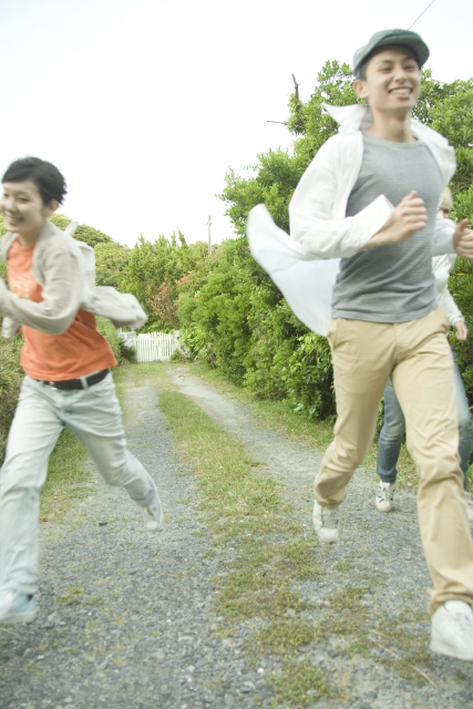 イラスト＆写真のストックフォトwaha（ワーハ）　人物、日本人、男性、女性、若者、友達、仲間、グループ、20代、3人、屋外、庭、木、緑、走る、ブレ、集合　w1-9133bv