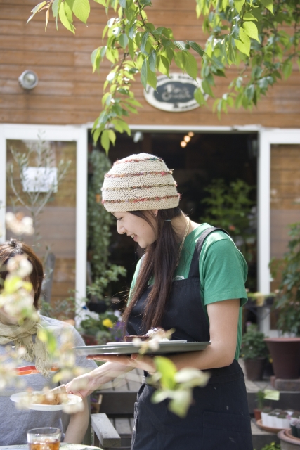 イラスト＆写真のストックフォトwaha（ワーハ）　人物、日本人、女性、若者、店員、ウェイター、10代、20代、1人、屋外、店、カフェ、運ぶ、働く、食べ物、上半身、横向き　w1-9273bv